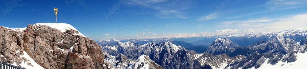 Ein Breitbild Panorama von der Zugspitze mit Gipfelkreuz