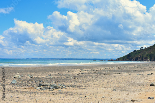 plage des rosaires à plerin en cote d'armor dans la baie de saint brieuc photo