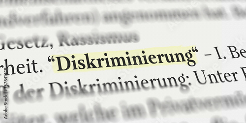 Diskriminierung im Buch mit Textmarker