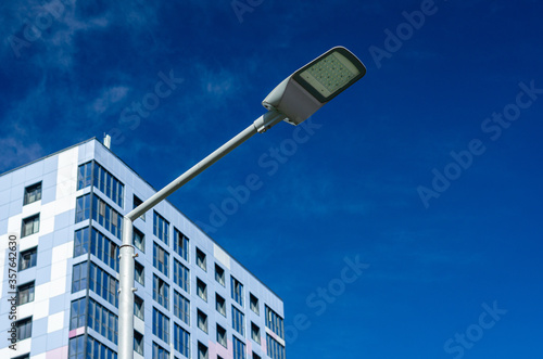 Foto A modern street LED lighting pole