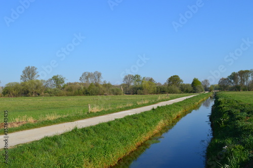 Traditionelle Niederrhein-Landschaft bei Grefrath-Oedt mit Feldern, Wanderweg und Entwässerungskanal