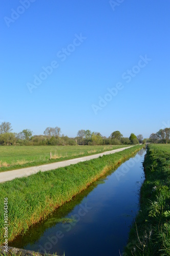 Traditionelle Niederrhein-Landschaft bei Grefrath-Oedt mit Feldern, Wanderweg und Entwässerungskanal