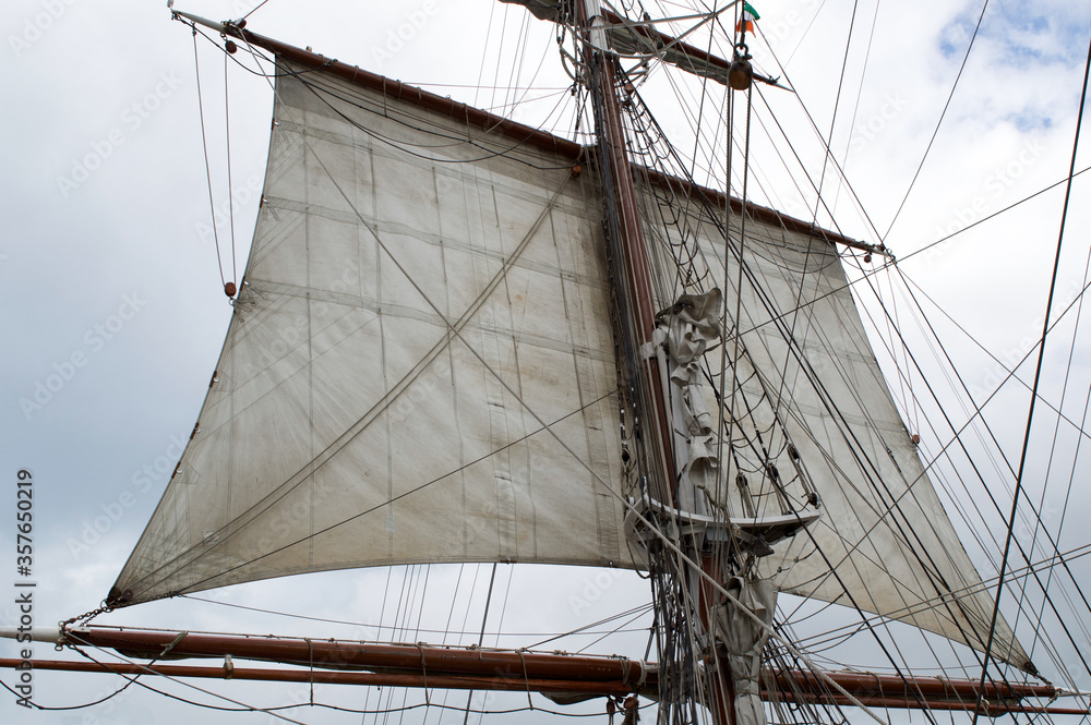 Obraz premium Rigging, mast and mainsail of a vintage sailing ship