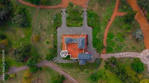 Mansion en el bosque vista desde el cielo. photo