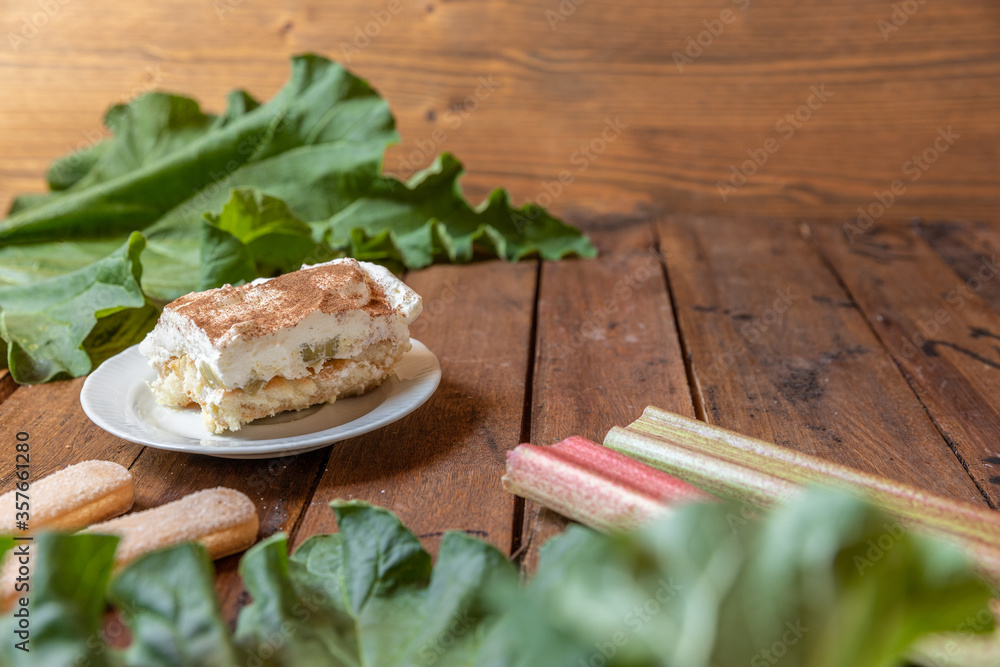 selbstgemachtes Tiramisu mit Rhabarber, Creme, Sahne, Zimt ...