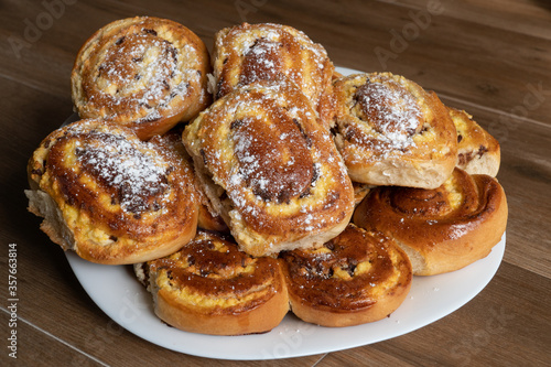 Obraz na płótnie Patties with cottage cheese and raisins folded in a pile on a plate. w salonie