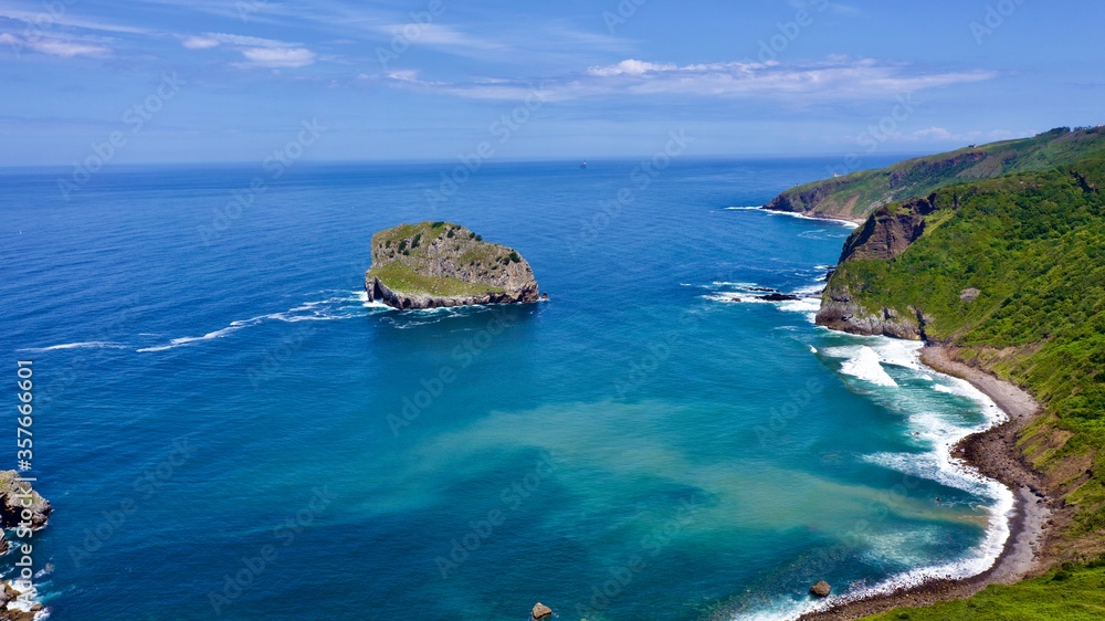 Φωτογραφία San Juan de Gaztelugatxe, cuyo nombre significa castillo de roca en el País Vasco  es sin duda una visita obligada durante su estancia en el País Vasco
