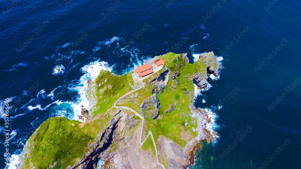 Φωτογραφία San Juan de Gaztelugatxe, cuyo nombre significa castillo de roca en el País Vasco  es sin duda una visita obligada durante su estancia en el País Vasco
