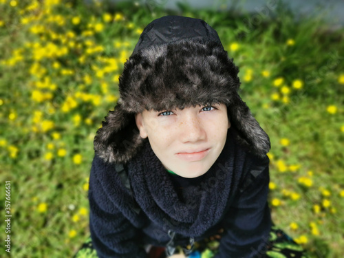 Obraz na płótnie Happy boy in a winter hat. w salonie