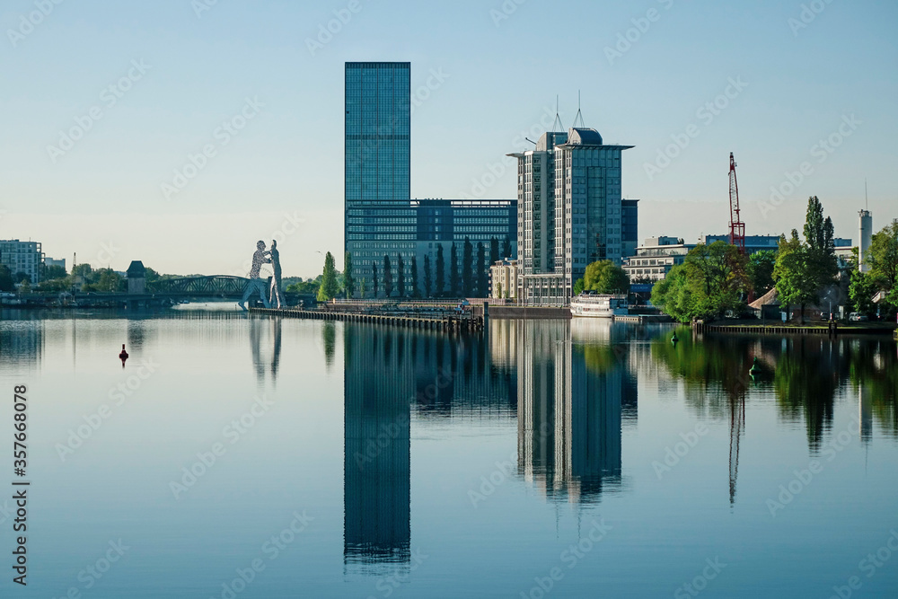 Blick über die Spree in Berlin auf Bürogebäude bei Morgenlicht 