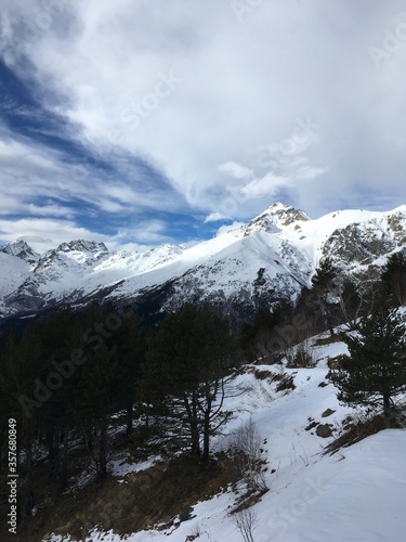 Photo of a mountain landscape in winter, with elements of snow.