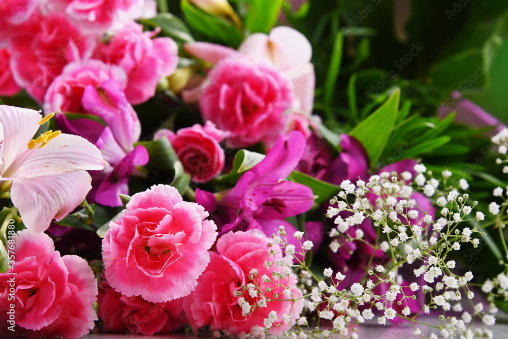 Obraz premium Composition with bouquet of freshly cut flowers
