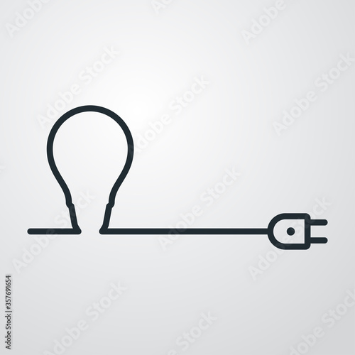 Icono plano lineal silueta de bombilla con cable y enchufe como horizonte en fondo gris
