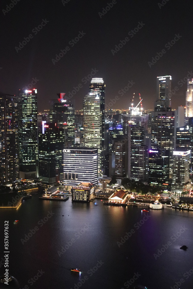 Baie et paysage urbain de nuit à Singapour	