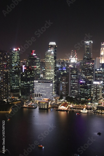 Baie et paysage urbain de nuit    Singapour 