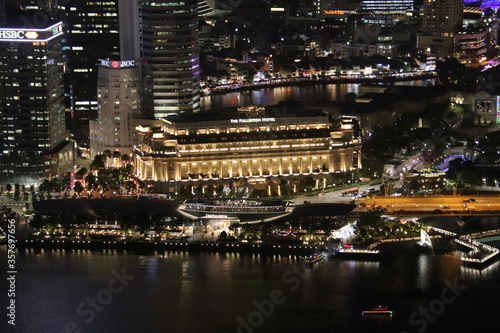 Baie et paysage urbain de nuit à Singapour 