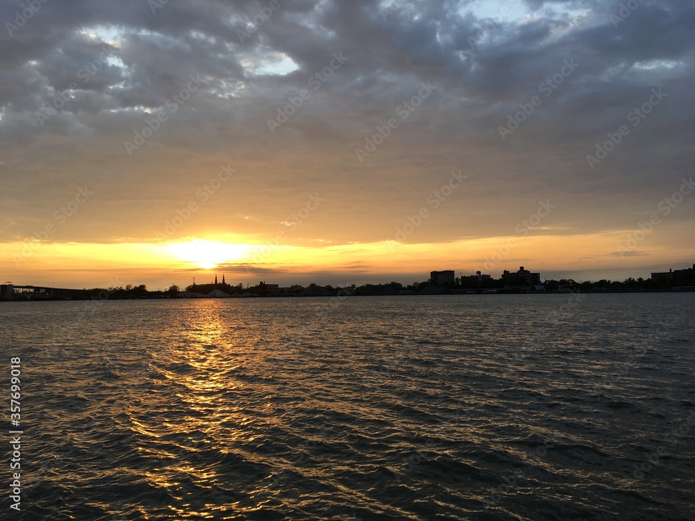 Naklejka premium sunset over the sea