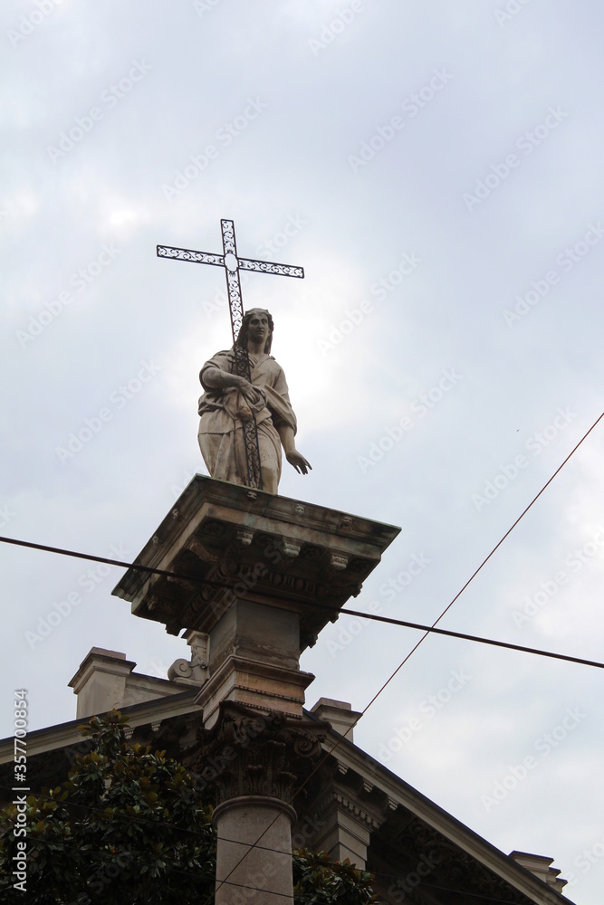 La madonna e la croce sopra la chiesa