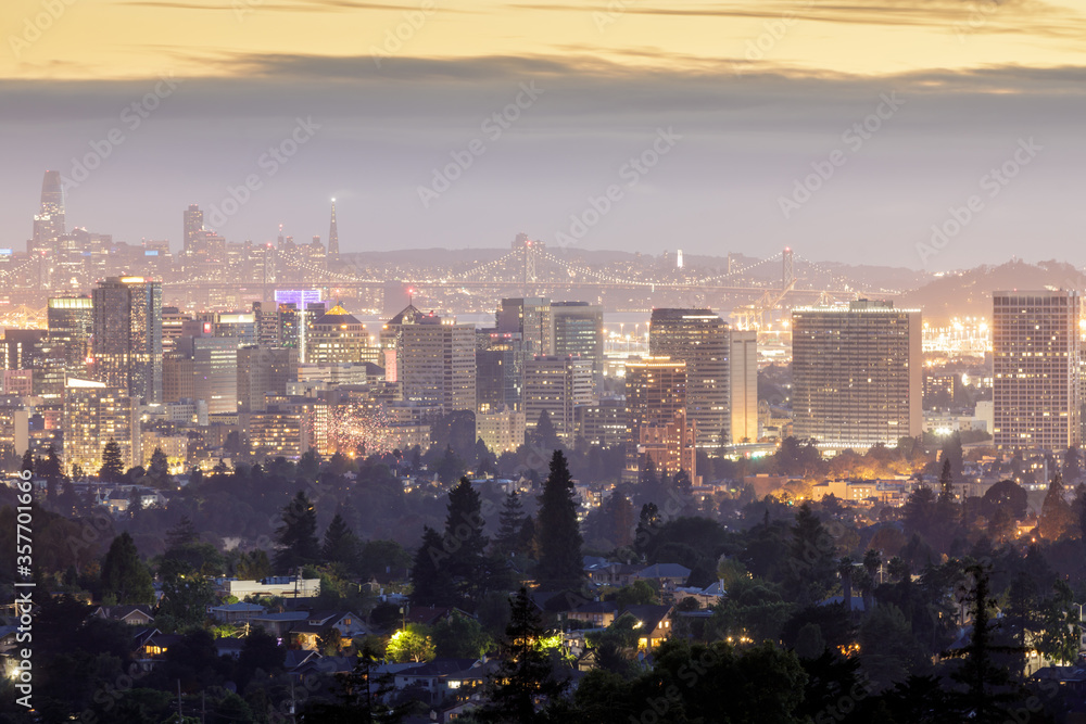 Fototapeta premium Oakland i San Francisco Skylines przez Oakland Hills