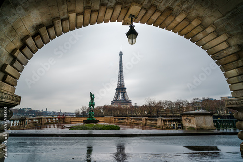 vista to eiffel tower in paris © Dario