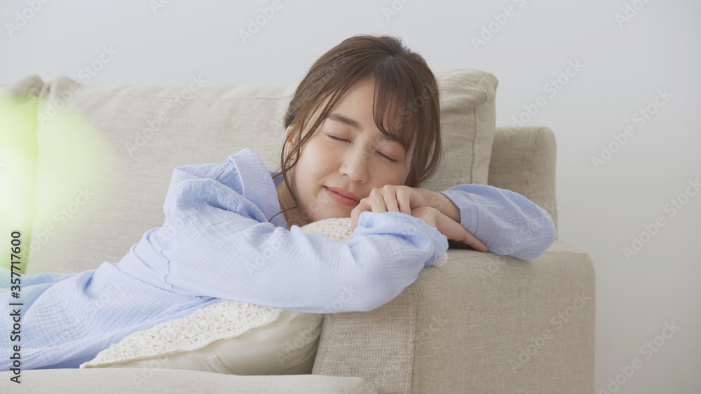 眠る女性 眠る女性