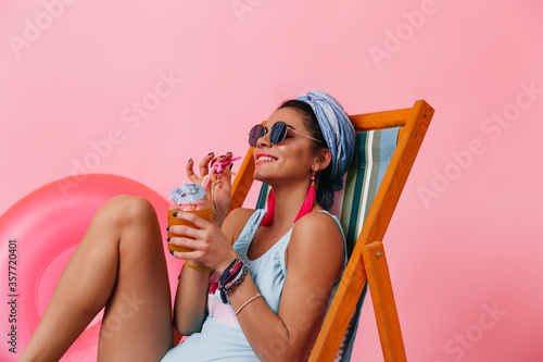 Tableau sur toile Dreamy woman in sunglasses drinking cocktail