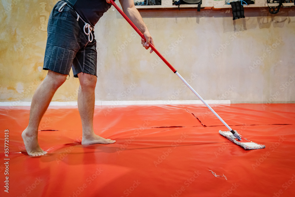 Unknown caucasian man cleaning tatami mats at MMA or BJJ or Judo wrestling martial  arts gym using mop to swipe and disinfect due to coronavirus pandemic or  bacteria fungus preventing infection Photos