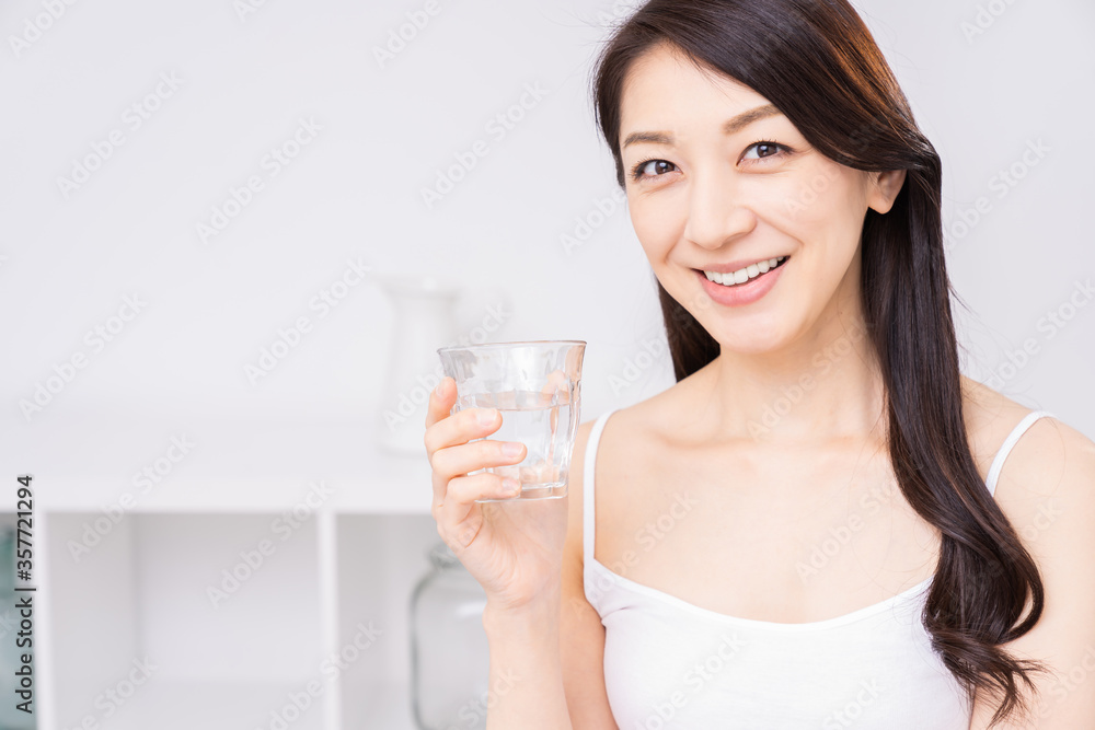 水を飲む女性 水を飲む女性