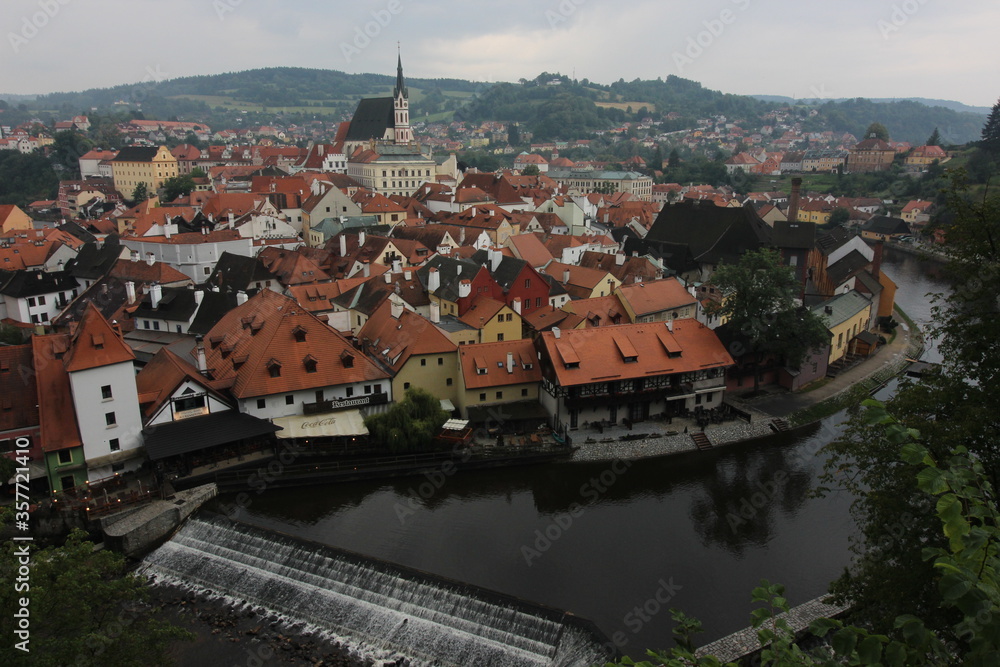 Obraz premium The view of Cesky Krumlov in a cloudy day