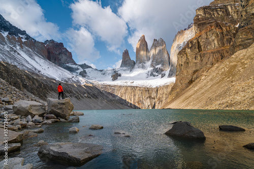 Φωτογραφία Hiker at Mirador Las Torres in Torres del Paine National Park, Chilean Patagonia, South America