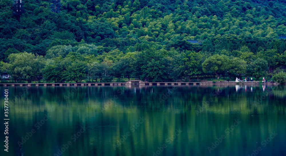 Obraz premium There is a bridge in the middle of the calm lake