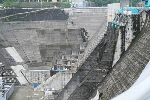 巨大な水力発電の鶴田ダム