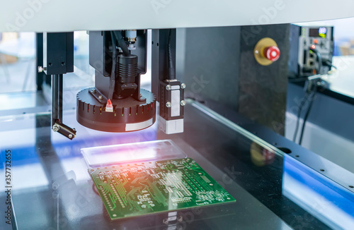Obraz na płótnie Vision measuring instrument inspecting PCB circuit board