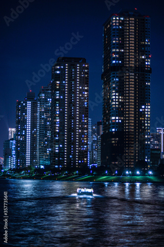 東京都中央区の高層ビル群のイメージ © kanzilyou