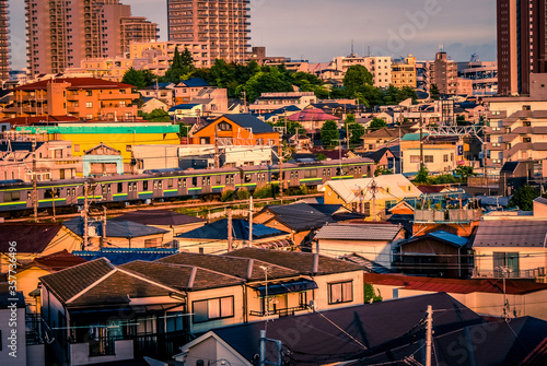横浜線と夕焼けに照らされる横浜の街並み