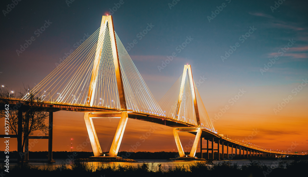 Obraz premium Cooper River Bridge at night in Charleston, South Carolina