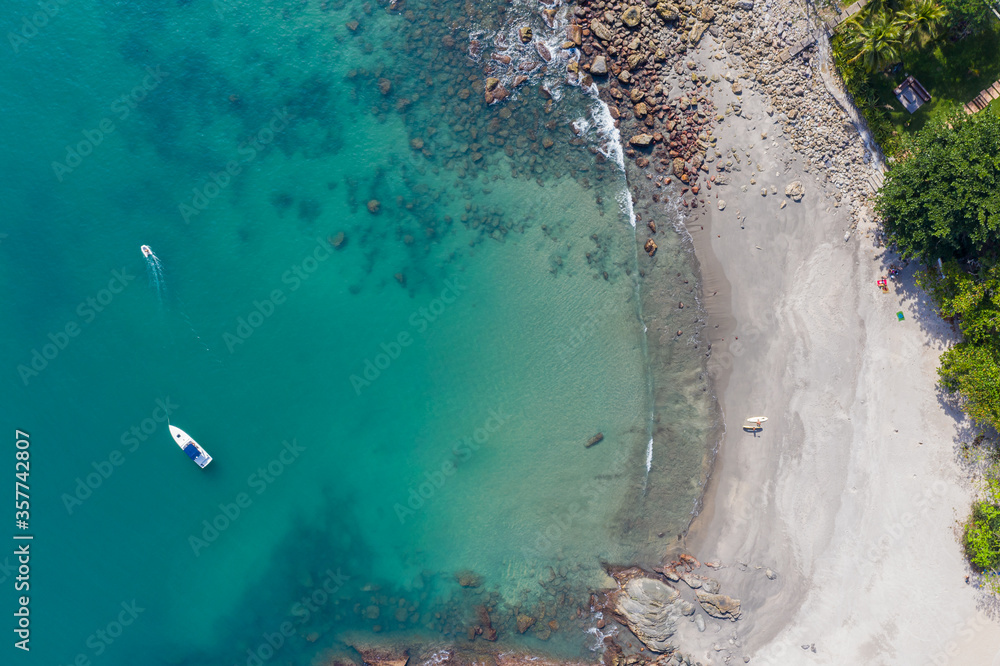 imagem aérea da praia de calhetas, litoral norte de são paulo