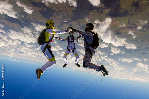 Fotografía Sports parachutist build a figure in free fall