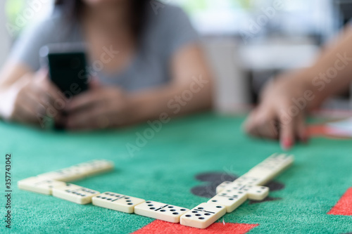 pessoas jogando dominó sobre mesa de jogos durante a quarentena photo