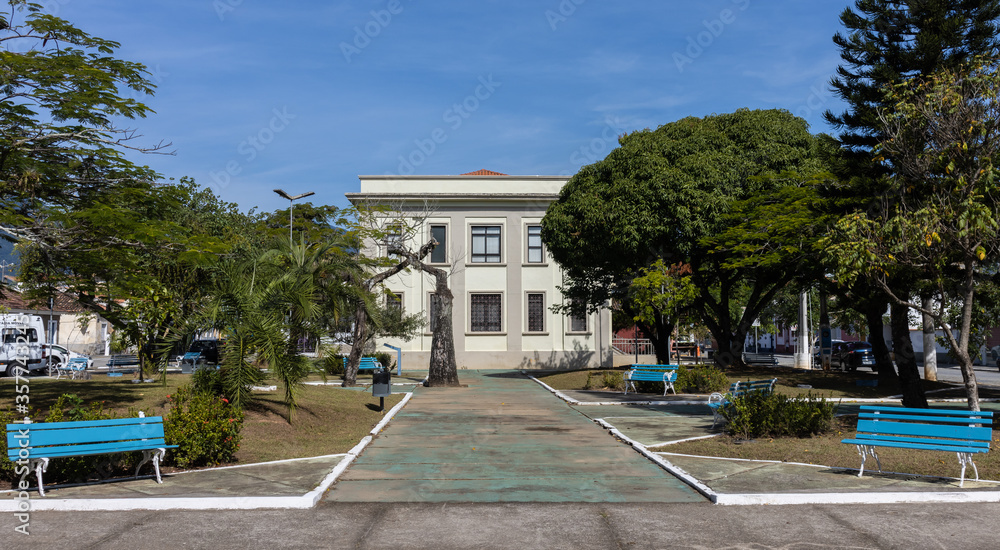 Centro histórico de São Sebastião no litoral Norte de São Paulo durante a pandemia do covid-19. Lugares vazios e comercio fechado, ruas desertas.