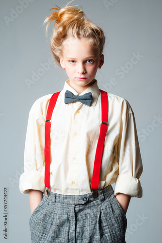 Foto teen girl in retro male suit