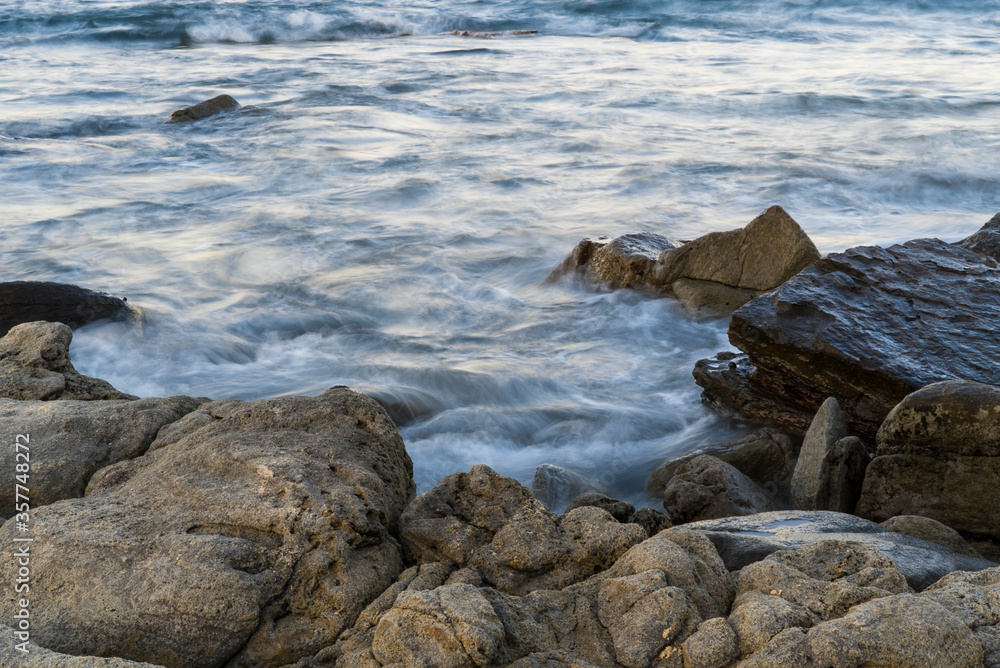 Obraz premium rocks in the rushing sea