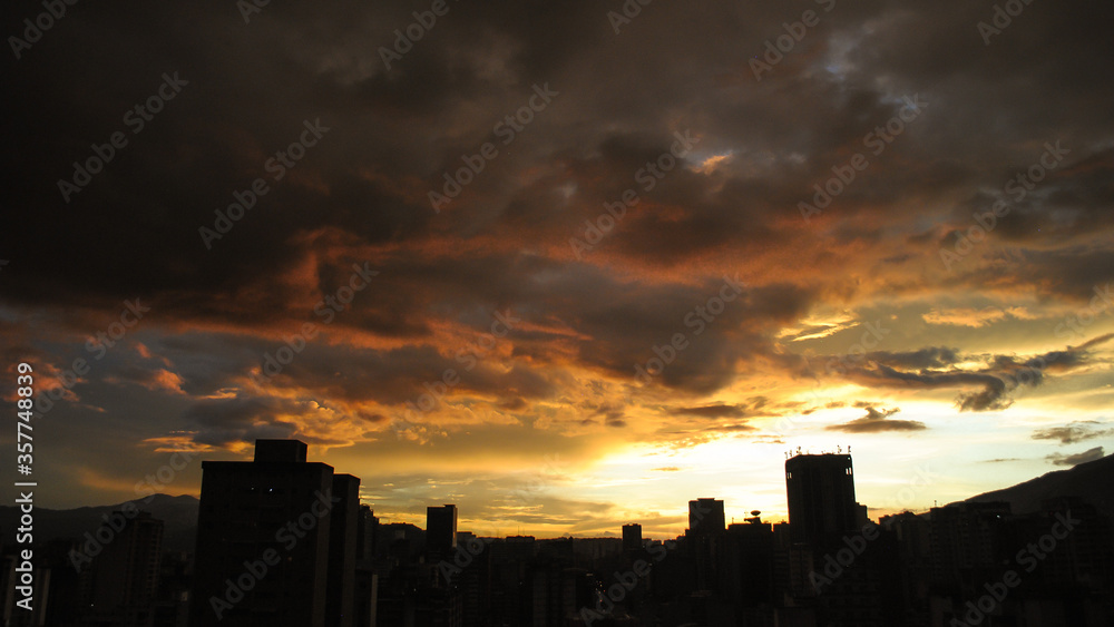 Admirando el atardecer en la cuidad Admirando el atardecer en la cuidad
