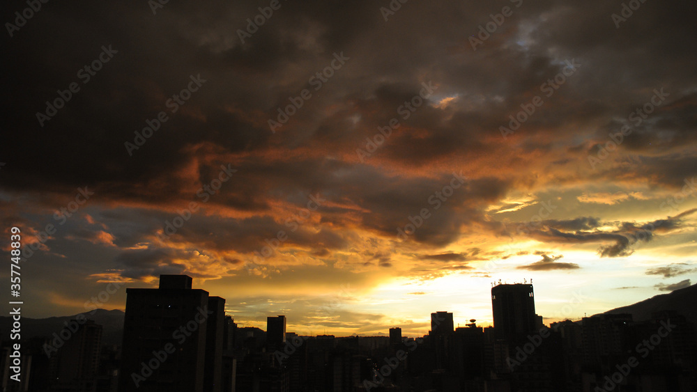 Admirando el atardecer en la cuidad