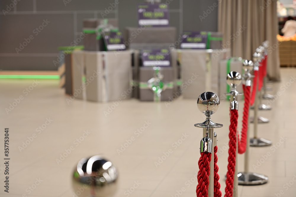 Obraz premium Shiny racks in a row at an exhibition with no people inside the building