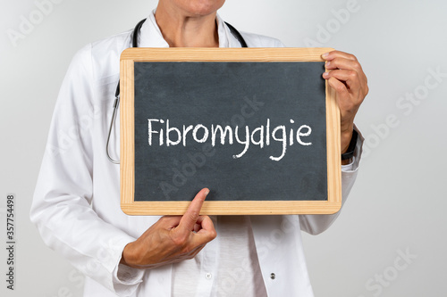 Arzt mit einer Tafel Fibromyalgie photo