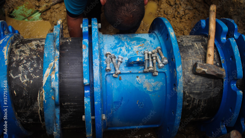 The pipe connection is installed on the leaking main pipe or burst pipe Stock Photo Adobe Stock