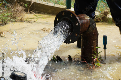 Canvas-taulu Burst pipe at ductile iron main pipe is under repairing