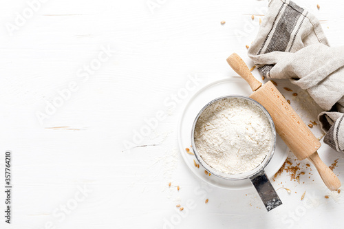 Fotografía Flour on white kitchen worktop, baking culinary background, copy space, overhead