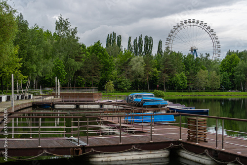 Fototapeta Naklejka Na Ścianę i Meble -  ferris wheel in Izmaylovsky park on a cloudy summer day